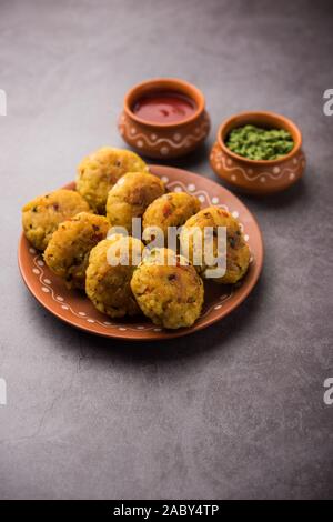 Gemüse Poha Schnitzel oder abgeflachte Reispasteten serviert mit Tomatenketchup und grünem Chutney Stockfoto