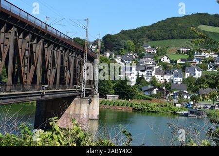 Altes Eisen Brücke: Doppelstockbrücke, Alf im Moseltal Stockfoto