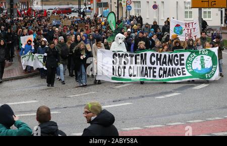 Rostock, Deutschland. 29 Nov, 2019. 'System ändern nicht den Klimawandel' und 'Rostock für die Zukunft" werden auf einem Banner, der Global Climate Action Day Demonstration gegen Klimapaket der Bundesregierung geschrieben. Quelle: Bernd Wüstneck/dpa-Zentralbild/dpa/Alamy leben Nachrichten Stockfoto