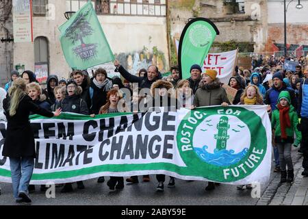 Rostock, Deutschland. 29 Nov, 2019. 'System ändern nicht den Klimawandel' und 'Rostock für die Zukunft" werden auf einem Banner, der Global Climate Action Day Demonstration gegen Klimapaket der Bundesregierung geschrieben. Quelle: Bernd Wüstneck/dpa-Zentralbild/dpa/Alamy leben Nachrichten Stockfoto