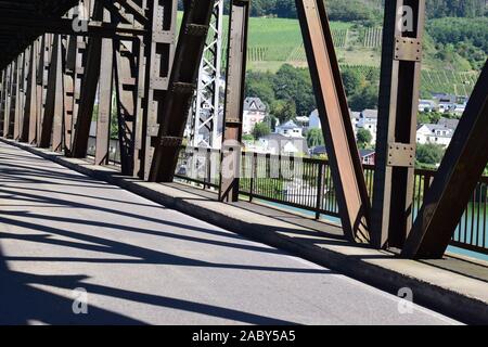 Altes Eisen Brücke: Doppelstockbrücke, Alf im Moseltal Stockfoto