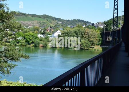 Altes Eisen Brücke: Doppelstockbrücke, Alf im Moseltal Stockfoto