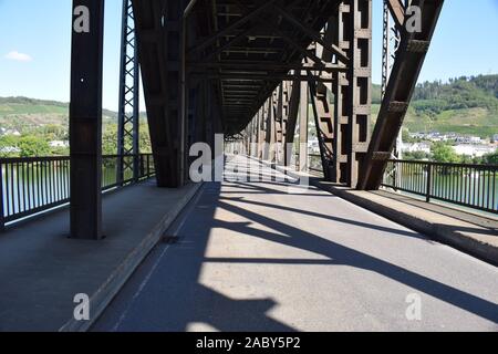 Altes Eisen Brücke: Doppelstockbrücke, Alf im Moseltal Stockfoto