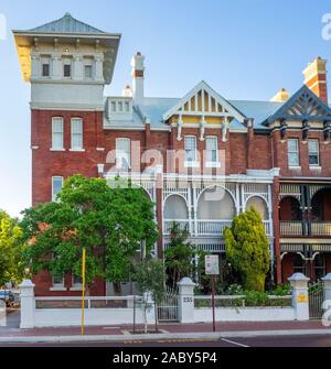 Zeile von 4 Reihenhäuser Gebäude aus rotem Ziegel in der Föderation Architektur Stil auf Beaufort St Northbridge Perth Western Australia. Stockfoto