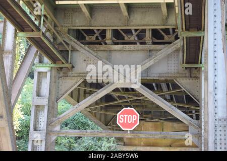 Altes Eisen Brücke: Doppelstockbrücke, Alf im Moseltal Stockfoto