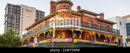 Die Great Western Hotel jetzt die Brass Monkey Hotel mit Stolz Karneval banner Northbridge Perth Western Australia geschmückt. Stockfoto