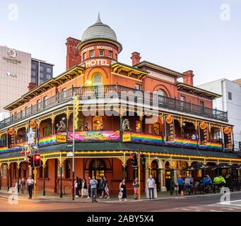 Die Great Western Hotel jetzt die Brass Monkey Hotel mit Stolz Karneval banner Northbridge Perth Western Australia geschmückt. Stockfoto