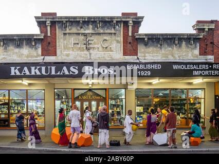 Hare Krishnas Verfechtern tanzen und singen vor Kakulus Bris Lebensmittelgeschäft an der William Street Northbridge Perth Western Australia. Stockfoto