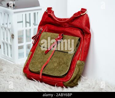 Frau Leder Rucksack in Rot- und Brauntönen Stockfoto