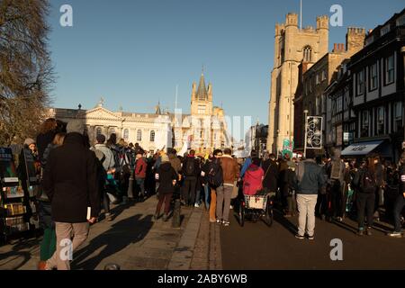 Demonstranten blockieren die Straße, während Billy Bragg während Streiks und Protesten in Cambridge vor dem Kings College in Cambridge gegen den Klimawandel protestiert Stockfoto