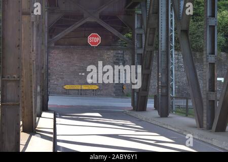 Altes Eisen Brücke: Doppelstockbrücke, Alf im Moseltal Stockfoto