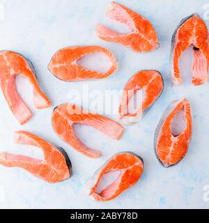 Roher Lachs Steaks Muster auf einem blauen Hintergrund Stockfoto