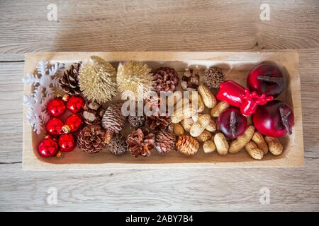 Weihnachten Dekoration für zu Hause. Mit Lichtern, Bälle, Adventskranz und ein Engel. Schön in Holz dekoriert. Stockfoto