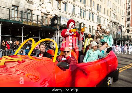 New York, Vereinigte Staaten. 28 Nov, 2019. Ronald McDonald grosse rote Schuh Auto auf der 93. jährlichen Thanksgiving Day Parade von Macy's anzusehen allein Central Park West (Foto von Lew Radin/Pacific Press) Quelle: Pacific Press Agency/Alamy leben Nachrichten Stockfoto