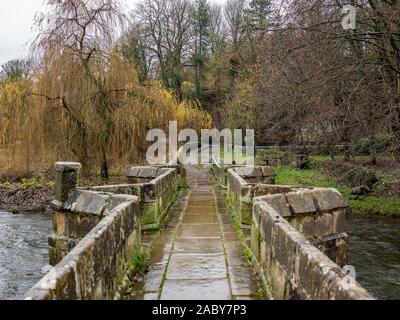 Alte Steinbrücke über den Fluss Wye in der Derbyshire Stadt Bakewell Stockfoto