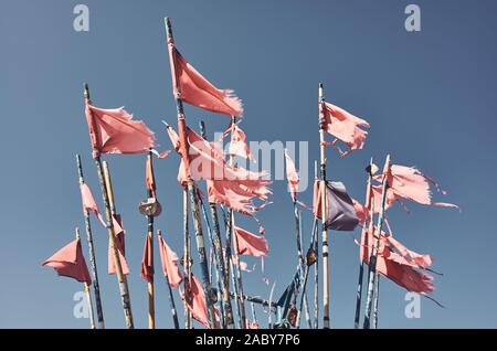 Ragged angeln Markierungsfähnchen gegen den blauen Himmel, Farbe Tonen angewendet. Stockfoto