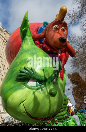 Dr. Seuss der Grinch und Hund Max riesigen Ballon geflogen, gering, da der starke Wind auf der 93. jährlichen Thanksgiving Day Parade von Macy's anzusehen allein Central Park West (Foto von Lew Radin/Pacific Press) Stockfoto