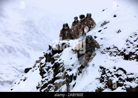 Chinesische PLA (Volksbefreiungsarmee) Soldaten patrouillieren die Schnee-bedeckten Grenze auf Ihre letzte Pflicht vor dem Ruhestand auf der Pamir Plateau in northwe Stockfoto