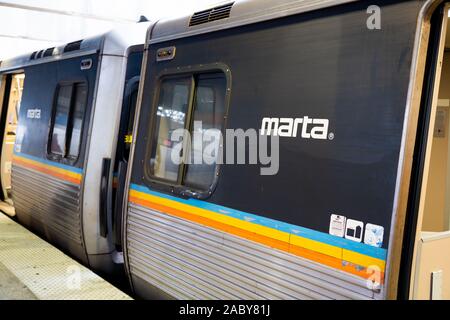 MARTA, oder der Metropolitan Atlanta Rapid Transit Authority, Zug am internationalen Flughafen Hartsfield-Jackson Atlanta gesehen. Stockfoto