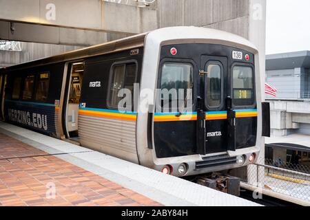 MARTA, oder der Metropolitan Atlanta Rapid Transit Authority, Zug am internationalen Flughafen Hartsfield-Jackson Atlanta gesehen. Stockfoto