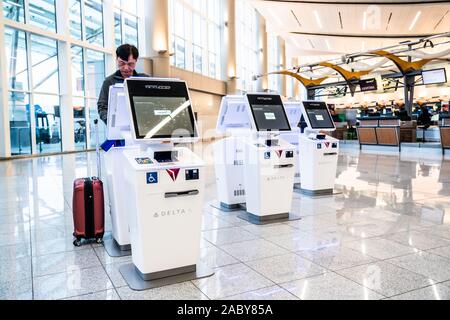 Self-Service Check-in Kiosk Terminal 3, Flughafen Malaga, Malaga, Provinz  Malaga, Costa Del Sol, Andalusien, Spanien, Europa Stockfotografie - Alamy