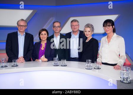 Köln, Deutschland. 27 Nov, 2019. Von links: Albrecht von Lucke, Politologe, Moderatorin Sandra Maischberger, jan fleischhauer, Kolumnist, Journalist, Jörg MEUTHEN, Politiker, AfD Vorsitzender, Sandra NAVIDI, Finanzexperte, Heide REZEPA - ZABEL, Kunsthistorikerin, 'Bären für protagonist Rares', 'Maischberger. die Woche', Talkshow, WDR/ARD, 27.11.2019. | Verwendung der weltweiten Kredit: dpa/Alamy leben Nachrichten Stockfoto