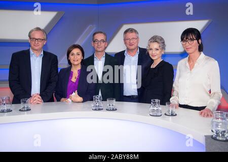 Köln, Deutschland. 27 Nov, 2019. Von links: Albrecht von Lucke, Politologe, Moderatorin Sandra Maischberger, jan fleischhauer, Kolumnist, Journalist, Jörg MEUTHEN, Politiker, AfD Vorsitzender, Sandra NAVIDI, Finanzexperte, Heide REZEPA - ZABEL, Kunsthistorikerin, 'Bären für protagonist Rares', 'Maischberger. die Woche', Talkshow, WDR/ARD, 27.11.2019. | Verwendung der weltweiten Kredit: dpa/Alamy leben Nachrichten Stockfoto