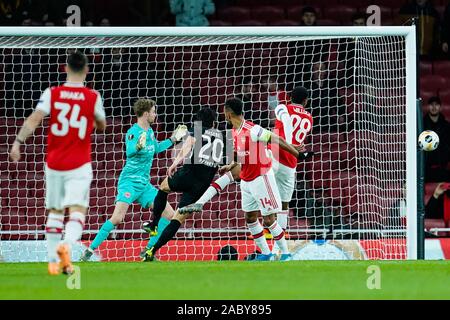 London, Großbritannien. 28 Nov, 2019. Fußball: Europa League, FC Arsenal - Eintracht Frankfurt, Gruppenphase, Gruppe F, 5. Spieltag, im Emirates Stadion. Londons Pierre-Emerick Aubameyang (3. von links) verfehlt das Ziel. Foto: Uwe Anspach/dpa/Alamy leben Nachrichten Stockfoto