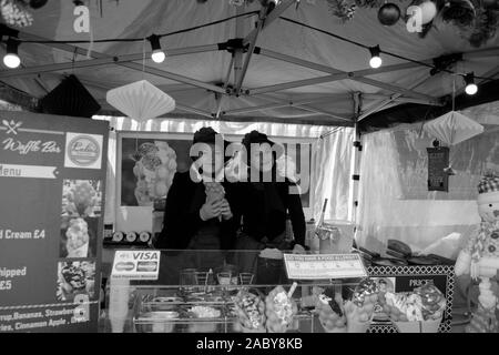 Worcester viktorianischen Weihnachtsmarkt. Worcester City, Worcestershire, Großbritannien, 29.11.2019, Inhaber posieren für ein victorian Foto aroun Stockfoto