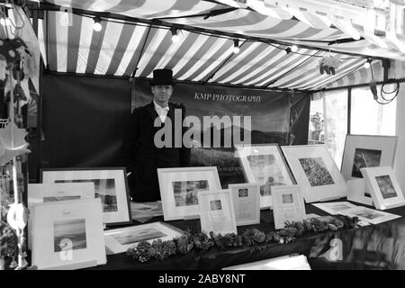 Worcester viktorianischen Weihnachtsmarkt. Worcester City, Worcestershire, Großbritannien, 29.11.2019, Inhaber posieren für ein victorian Foto aroun Stockfoto