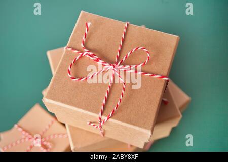 Fünf verschiedene Größen Weihnachtsgeschenk Kästen auf dem grünen Hintergrund. Stockfoto