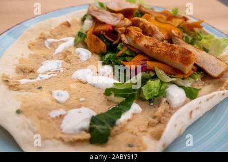 Frische und gesunde Chicken Wraps mit Gemüse und leckeren Saucen. Stockfoto