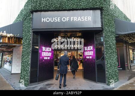 London, Großbritannien. 29 Nov, 2019. Kunden, gehen Sie in ein Kaufhaus während der "Vertrieb" der Schwarze Freitag" in London, Großbritannien an November 29, 2019. Credit: Ray Tang/Xinhua/Alamy leben Nachrichten Stockfoto