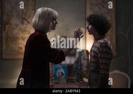 FINN WOLFHARD und MACKENZIE DAVIS in der Drehung (2020), unter der Regie von FLORIA SIGISMONDI. Credit: VERTIGO ENTERTAINMENT/Album Stockfoto