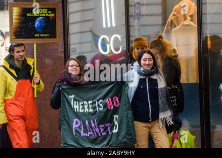 RIGA, Lettland. 29 Nov, 2019. 4. Global Klima Streik und Schwarzer Freitag Protest in Riga, Lettland. Credit: gints Ivuskans/Alamy leben Nachrichten Stockfoto