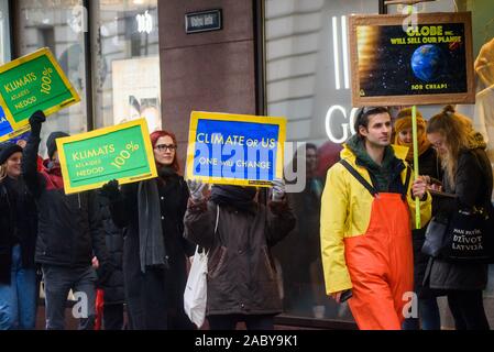 RIGA, Lettland. 29 Nov, 2019. 4. Global Klima Streik und Schwarzer Freitag Protest in Riga, Lettland. Credit: gints Ivuskans/Alamy leben Nachrichten Stockfoto