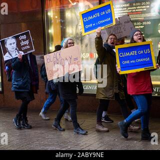 RIGA, Lettland. 29 Nov, 2019. 4. Global Klima Streik und Schwarzer Freitag Protest in Riga, Lettland. Credit: gints Ivuskans/Alamy leben Nachrichten Stockfoto