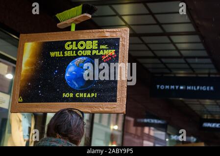 RIGA, Lettland. 29 Nov, 2019. 4. Global Klima Streik und Schwarzer Freitag Protest in Riga, Lettland. Credit: gints Ivuskans/Alamy leben Nachrichten Stockfoto