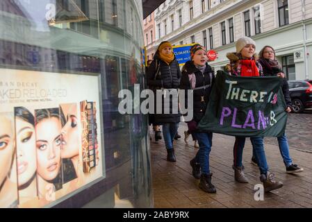 RIGA, Lettland. 29 Nov, 2019. 4. Global Klima Streik und Schwarzer Freitag Protest in Riga, Lettland. Credit: gints Ivuskans/Alamy leben Nachrichten Stockfoto