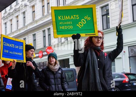 RIGA, Lettland. 29 Nov, 2019. 4. Global Klima Streik und Schwarzer Freitag Protest in Riga, Lettland. Credit: gints Ivuskans/Alamy leben Nachrichten Stockfoto