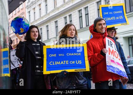 RIGA, Lettland. 29 Nov, 2019. 4. Global Klima Streik und Schwarzer Freitag Protest in Riga, Lettland. Credit: gints Ivuskans/Alamy leben Nachrichten Stockfoto