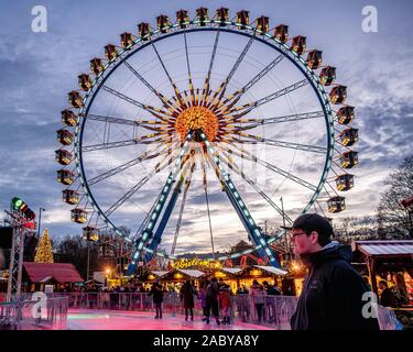 Skater Skate auf der Eisbahn vor dem Riesenrad am Berliner Weihnachtzeit Weihnachtsmarkt, Alexanderplatz, Mitte, Berlin Stockfoto