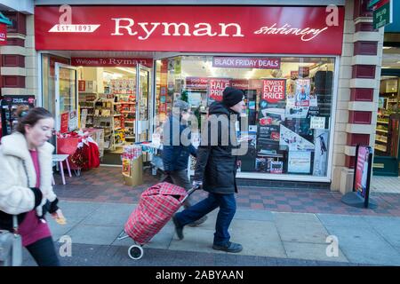 Rynan Umsatz in Chorley, Lancashire, UK. 29. September 2019. Ein sehr ruhiger Start in den Schwarzen Freitag vor Weihnachten Urlaub. Es wurde ursprünglich Schwarzer Freitag genannt, weil das Volumen der Käufer erstellt Verkehrsunfälle und manchmal sogar Gewalt. ... In seinem ad, sagte er, "Schwarzer Freitag" ist der Name, den die Polizei von Philadelphia gab der Freitag nach Thanksgiving Day. Es ist nicht ein Ausdruck der Zuneigung für Sie. Credit: cernan Elias/Alamy leben Nachrichten Stockfoto