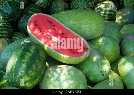 Wassermelonen sind an den lokalen Farmers Market nach der Ernte verkauft. Das gesunde Essen. Herbst Ernte. Stockfoto