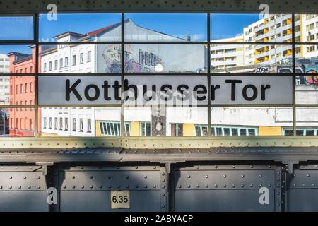 Kottbusser Tor U-Bahn U-Bahnhof in Kreuzberg-Berlin wird durch die U1, U3 und U8 bedient. Stockfoto