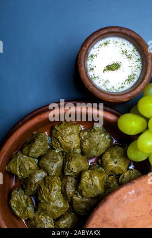 Die Aserbaidschanische gefüllte Weinblätter dolma mit Joghurt serviert. Stockfoto