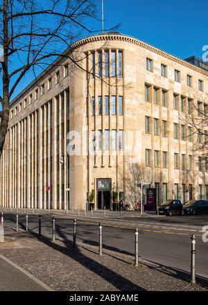 5 Sterne Crowne Plaza Hotel & Restaurant Layla in einem 1930er ehemaligen Postgebäude in Friedrichshain-Kreuzberg, Berlin. Außen & Fassade Stockfoto