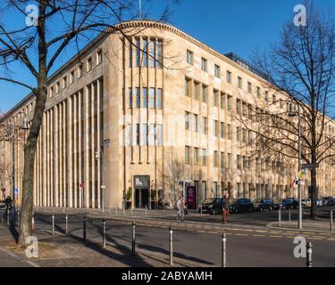 5 Sterne Crowne Plaza Hotel & Restaurant Layla in einem 1930er ehemaligen Postgebäude in Friedrichshain-Kreuzberg, Berlin. Außen & Fassade Stockfoto