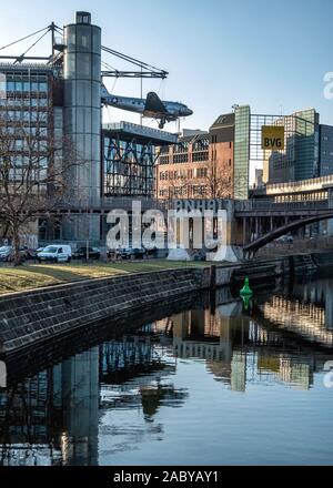 Berlin BVG modernes Gebäude & Deutsches Technikmuseum, Deutsches Museum für Wissenschaft und Technologie mit Eisenbahnviadukt & Ahhalt Fußgängerbrücke über den Kanal Stockfoto