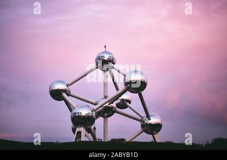 Atomium - moderne Struktur bei Sonnenuntergang in Brüssel - Belgien NOV 2019 Stockfoto